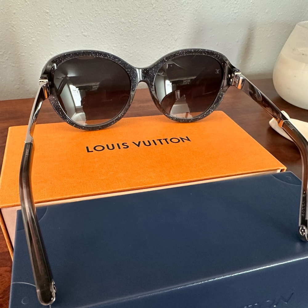 COPY - Authentic Louis Vuitton Petit Soupçon Cat Black  woman’s Sunglasses - Picture 4 of 12